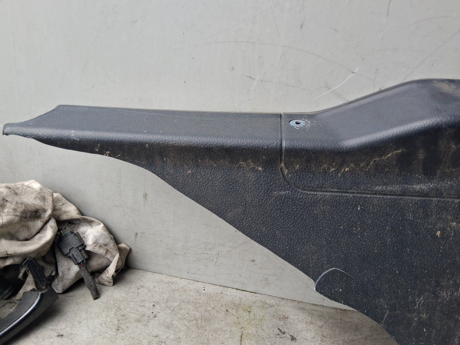 2005 HYUNDAI GETZ REAR TAILGATE BOOTLID TRIM PANEL 817501C010