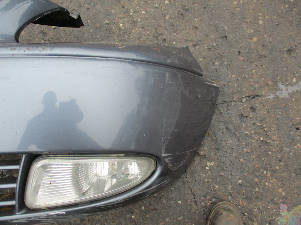 CHRYSLER VOYAGER 2000 FRONT BUMPER COMPLETE GREY DAMGED