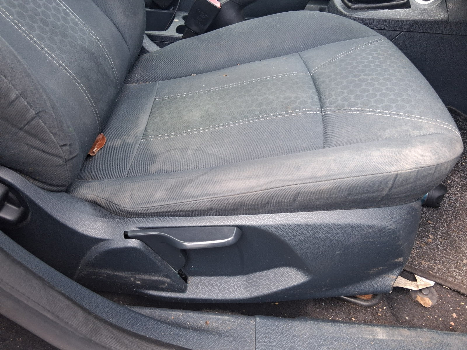 2012 FORD FIESTA MK7 OSF DRIVER SIDE FRONT RIGHT COMPLETE FABRIC SEAT