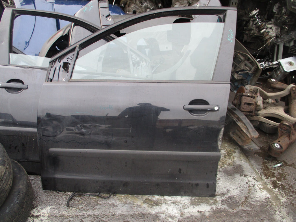 VW VOLKSWAGEN POLO MK4 2003 5 DOOR NSF PASSENGER FRONT COMPLETE DOOR BLACK