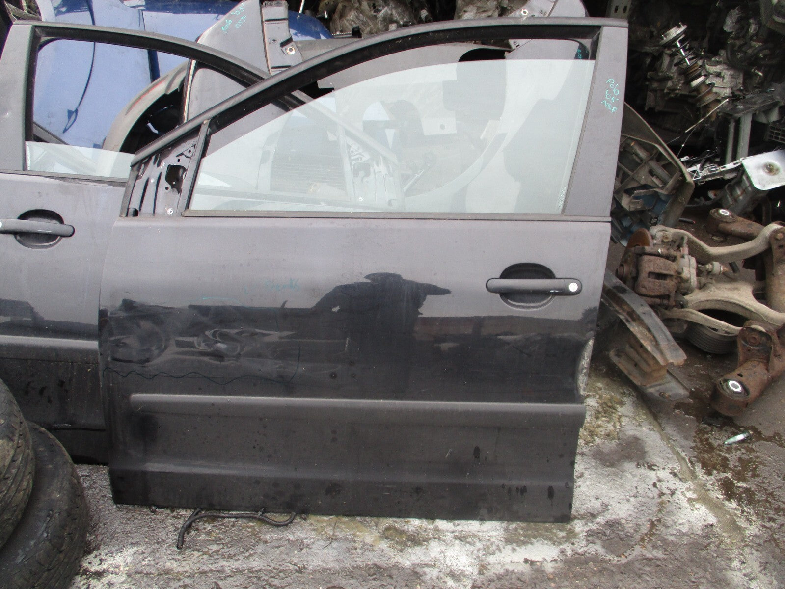 VW VOLKSWAGEN POLO MK4 2003 5 DOOR NSF PASSENGER FRONT COMPLETE DOOR BLACK