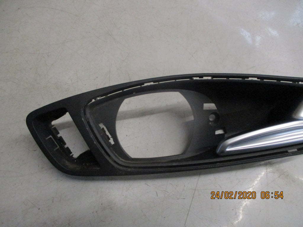 AUDI A1 MK1 8X 2017 OS DRIVER SIDE INTERIOR DOOR HANDLE BRACKET 8X0837020D