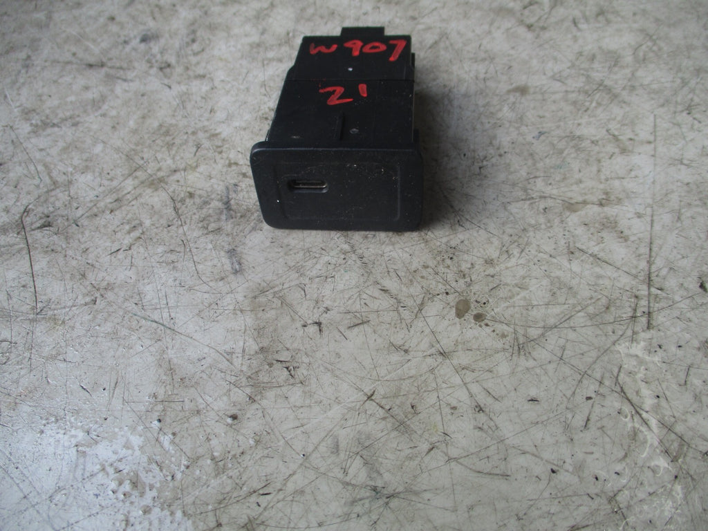 2021 MERCEDES SPRINTER W907 USB MULTIMEDIA PORT SOCKET A2478207802