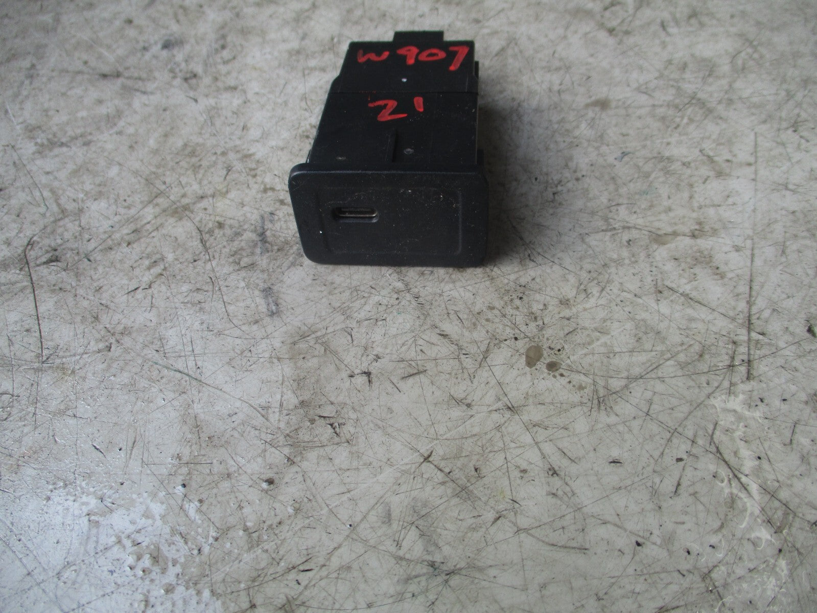 2021 MERCEDES SPRINTER W907 USB MULTIMEDIA PORT SOCKET A2478207802