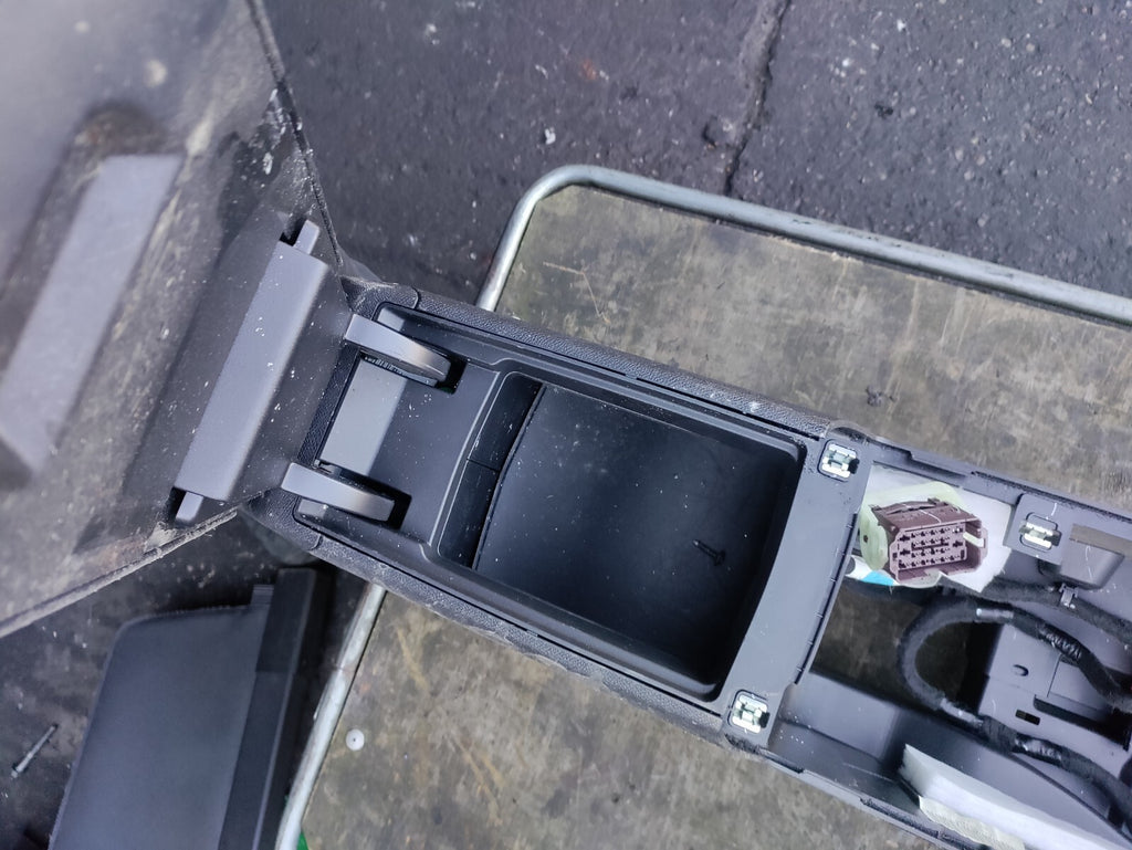 2019 CITROEN C4 CENTRE CONSOLE WITH LEATHER ARMREST VENTS