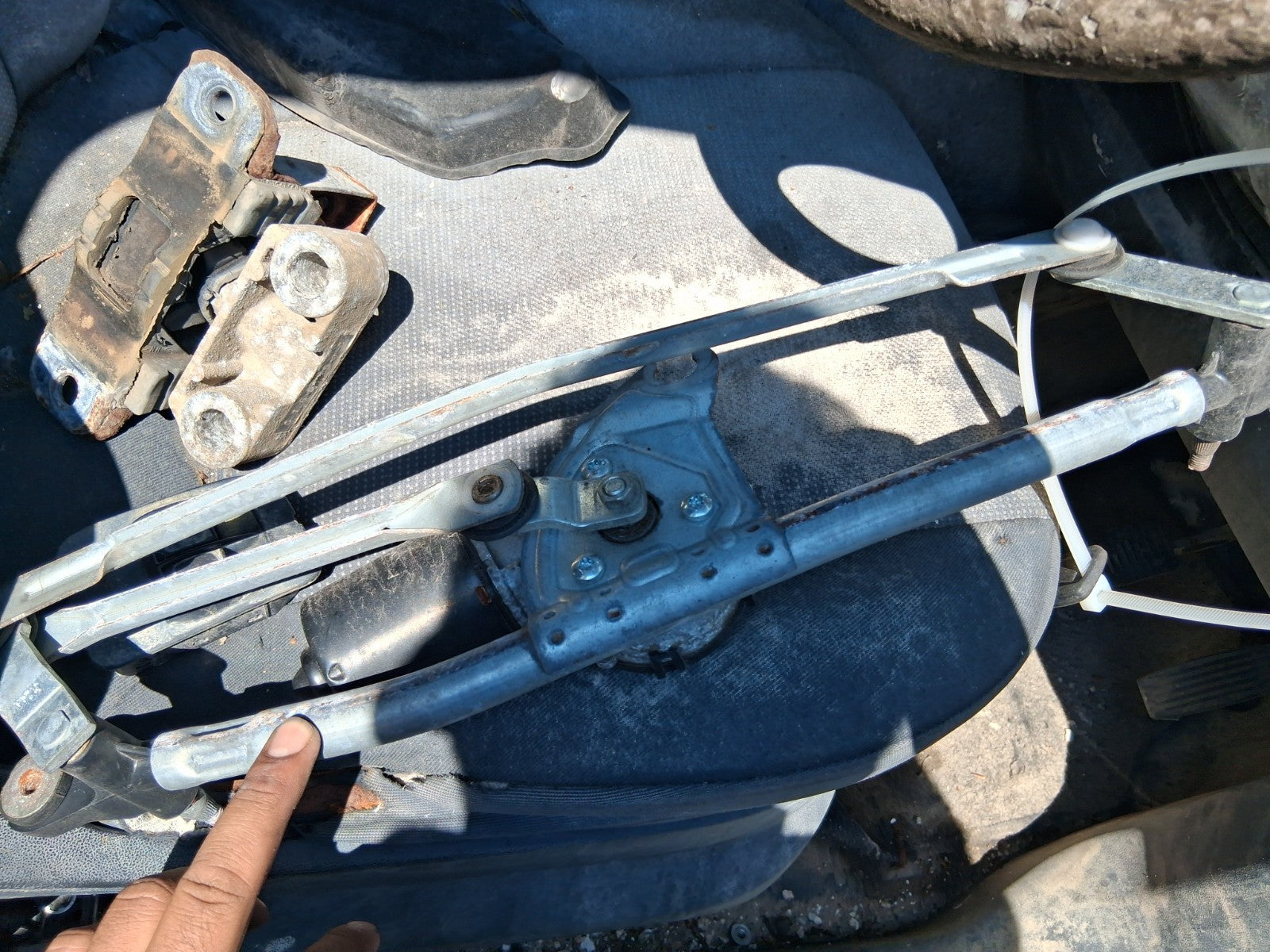 2015 PEUGEOT BIPPER FRONT WINDSCREEN WIPER MOTOR LINKAGES