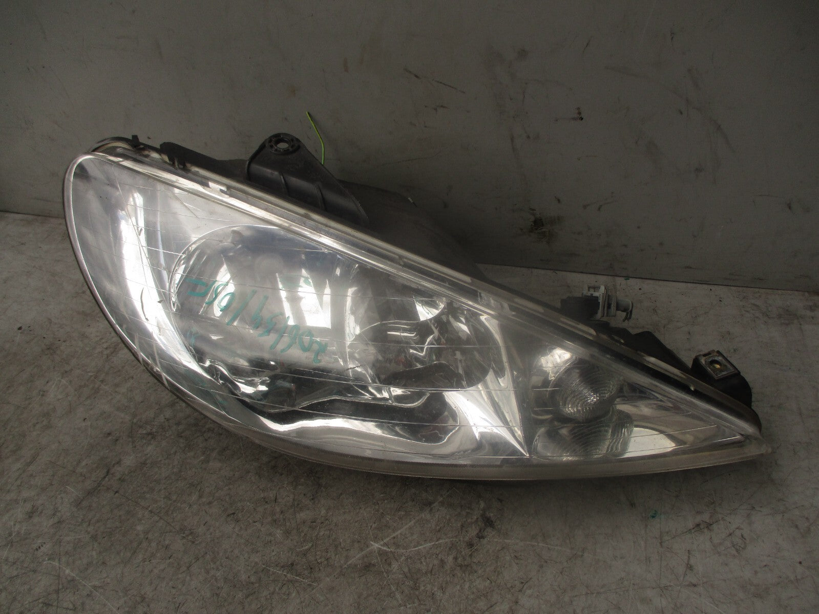 2005 PEUGEOT 206 OSF DRIVER SIDE FORNT RIGHT HEADLIGHT HEADLAMP 9630869680