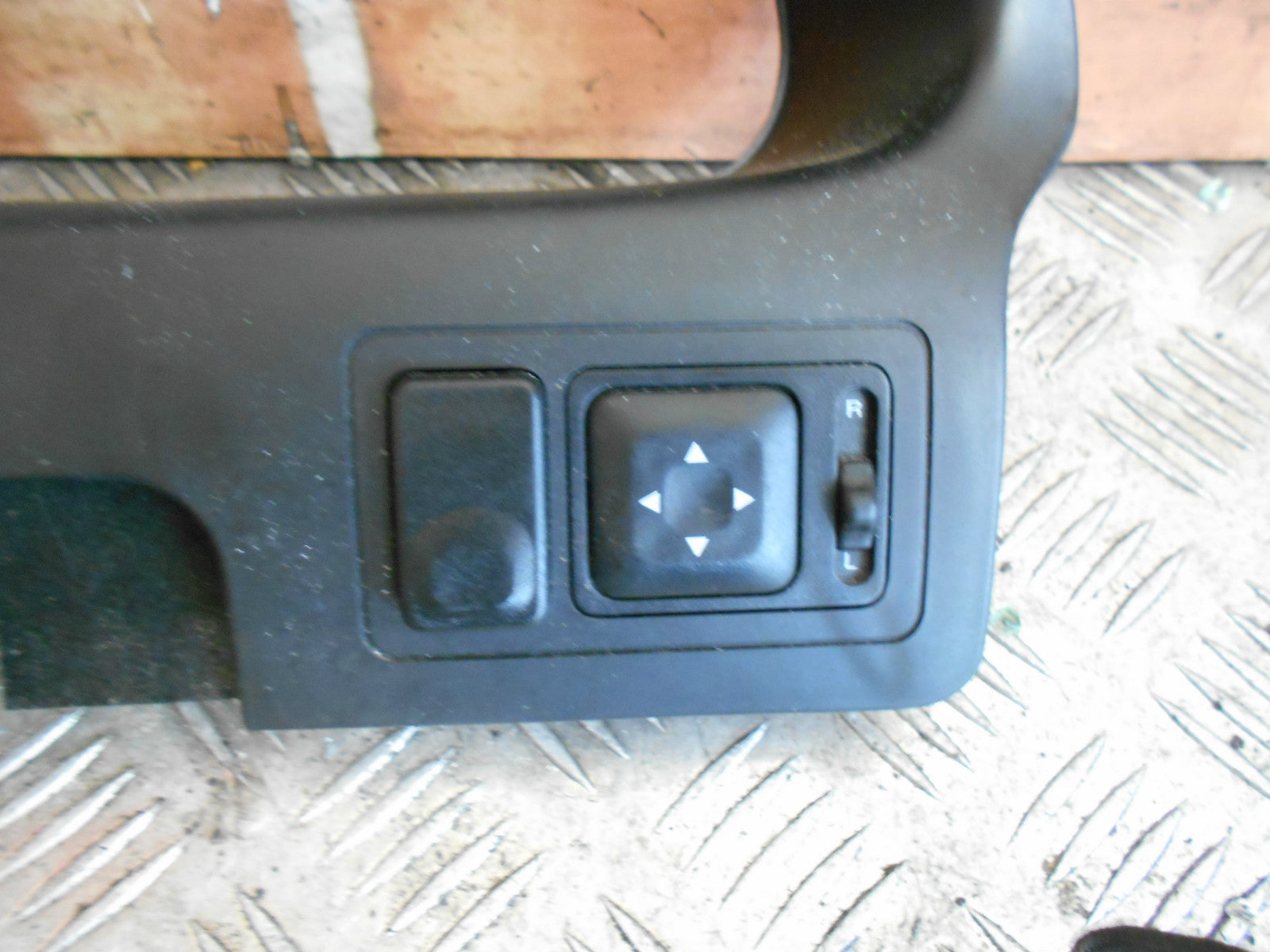 KIA SPORTAGE MK1 2003 SPEEDO CLOCKS SURROUND HAZARD MIRROR WASHER SWITCH