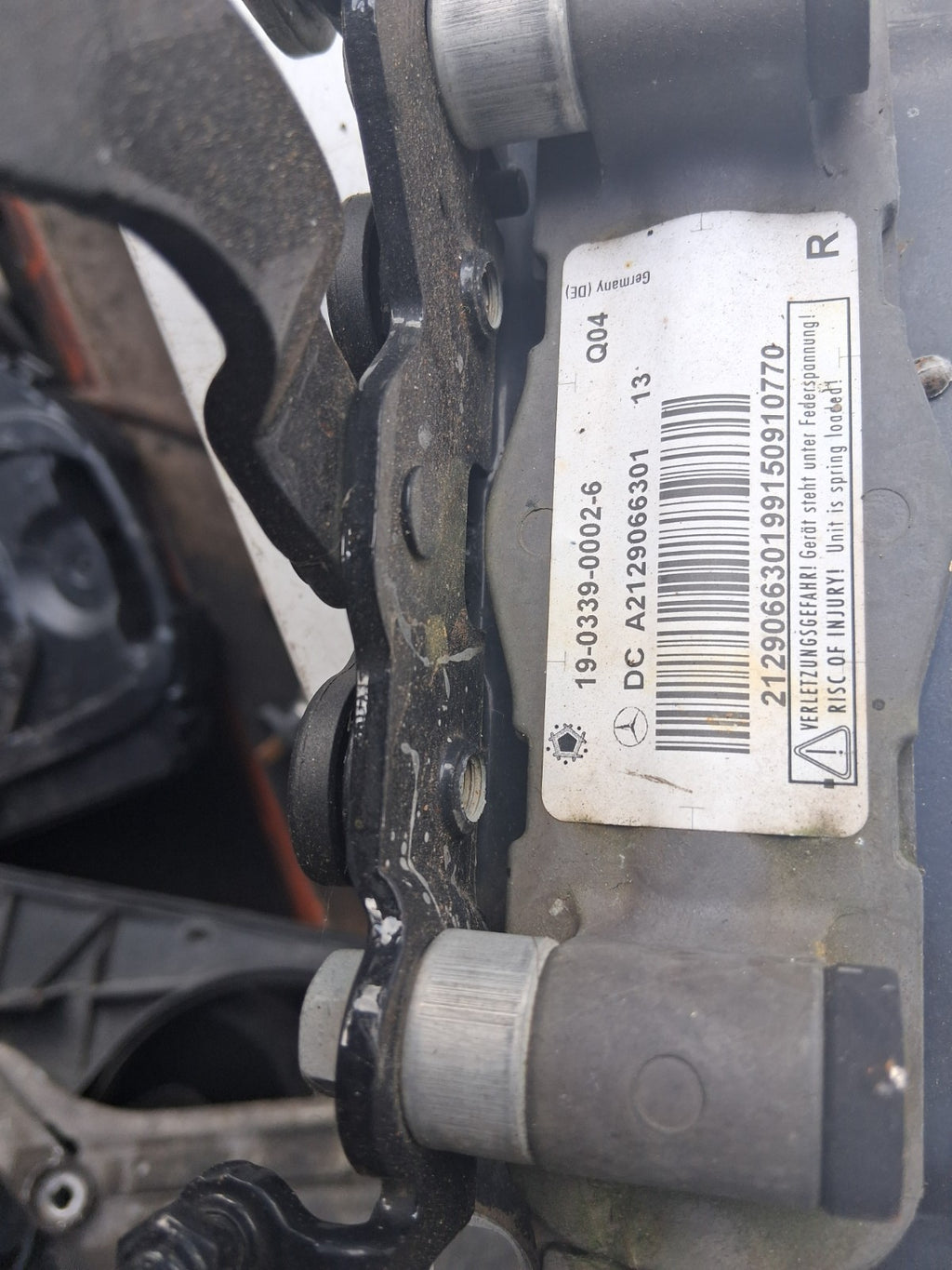 2015 MERCEDES BENZ C CLASS W204 NS PASSENGER SIDE BONNET ACTUATOR A2129066201