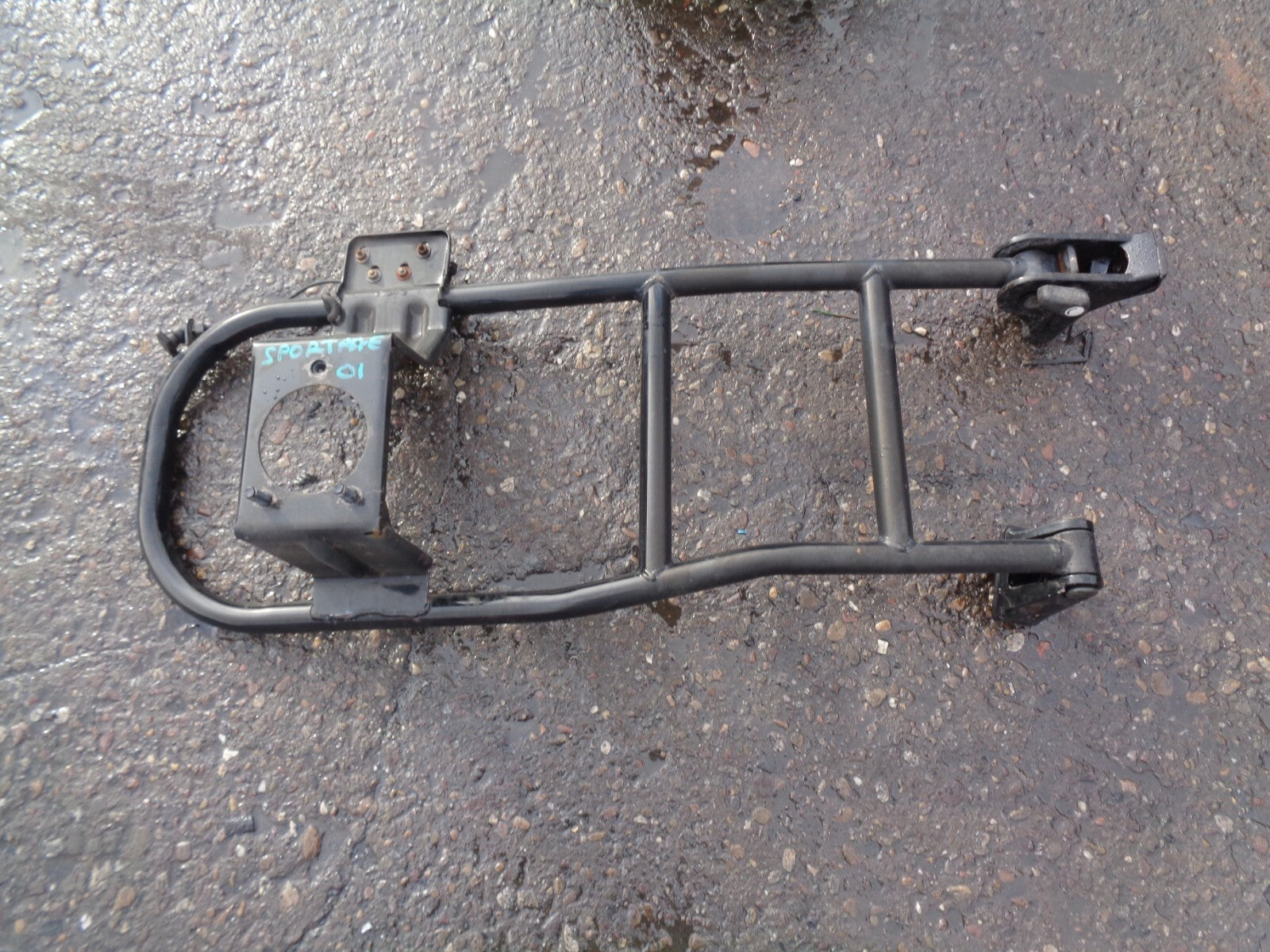 KIA SPORTAGE MK1 2001 RERA BOOT TAILGATE SPARE WHEEL HOLDER