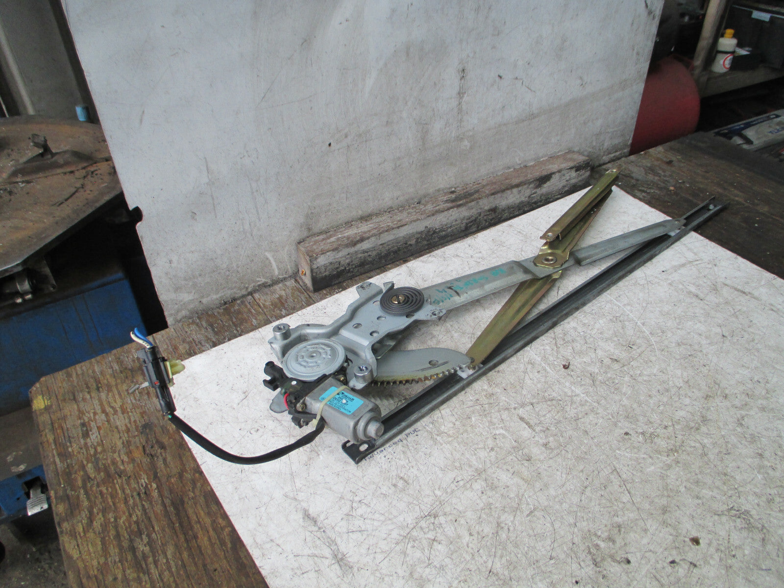 KIA SEDONA MK1 2004 NSF PASSENGER SIDE FRONT DOOR WINDOW MOTOR REGULATOR