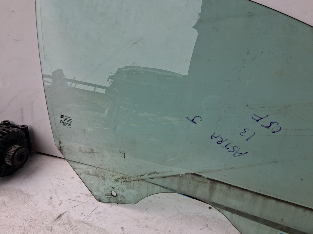 2013 VAUXHALL ASTRA J ESTATE OSF DRIVER SIDE FRONT RIGHT WINDOW GLASS