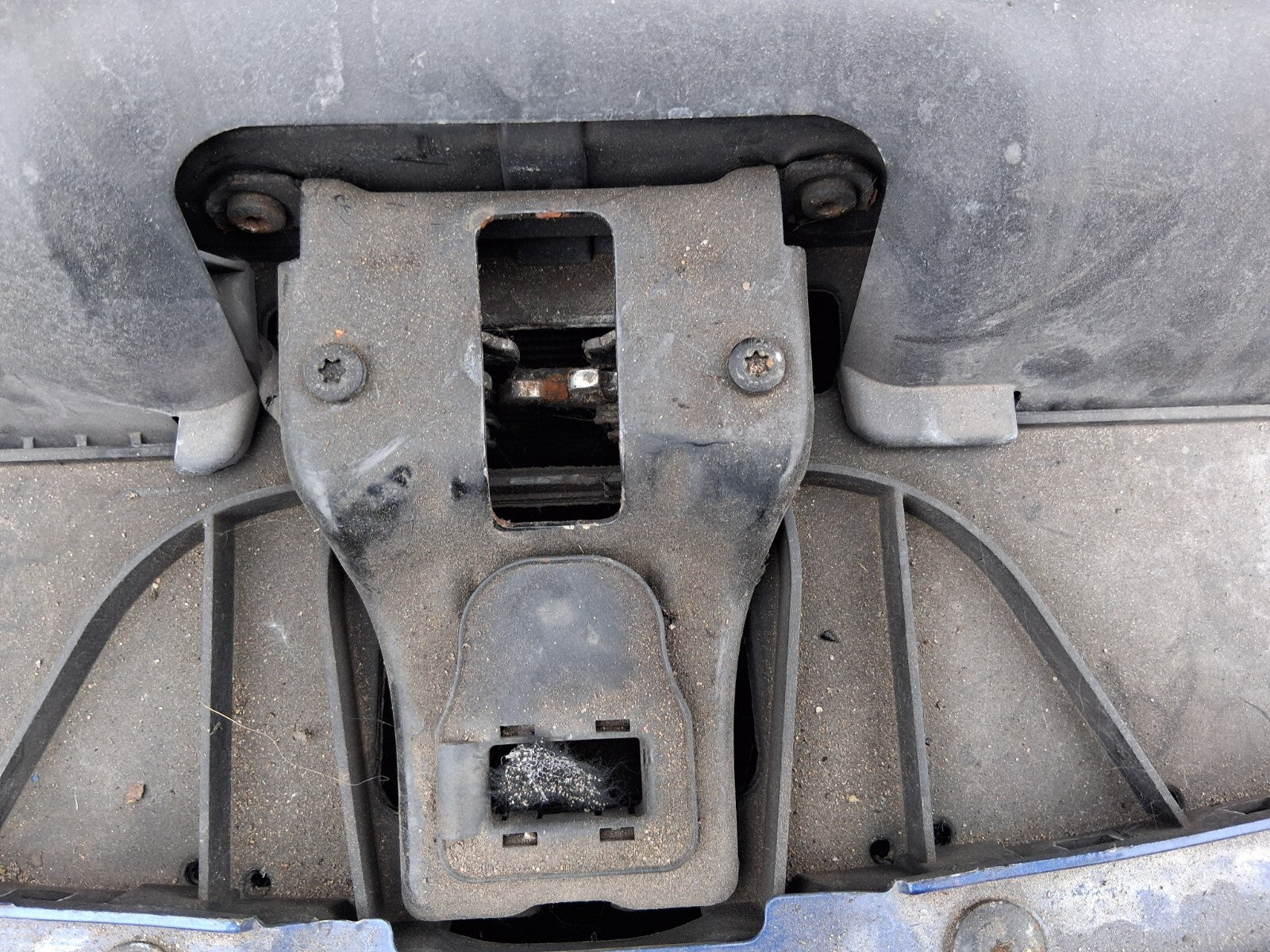 2011 BMW 1 SERIES BONNET LOCK CATCH MECHANISM