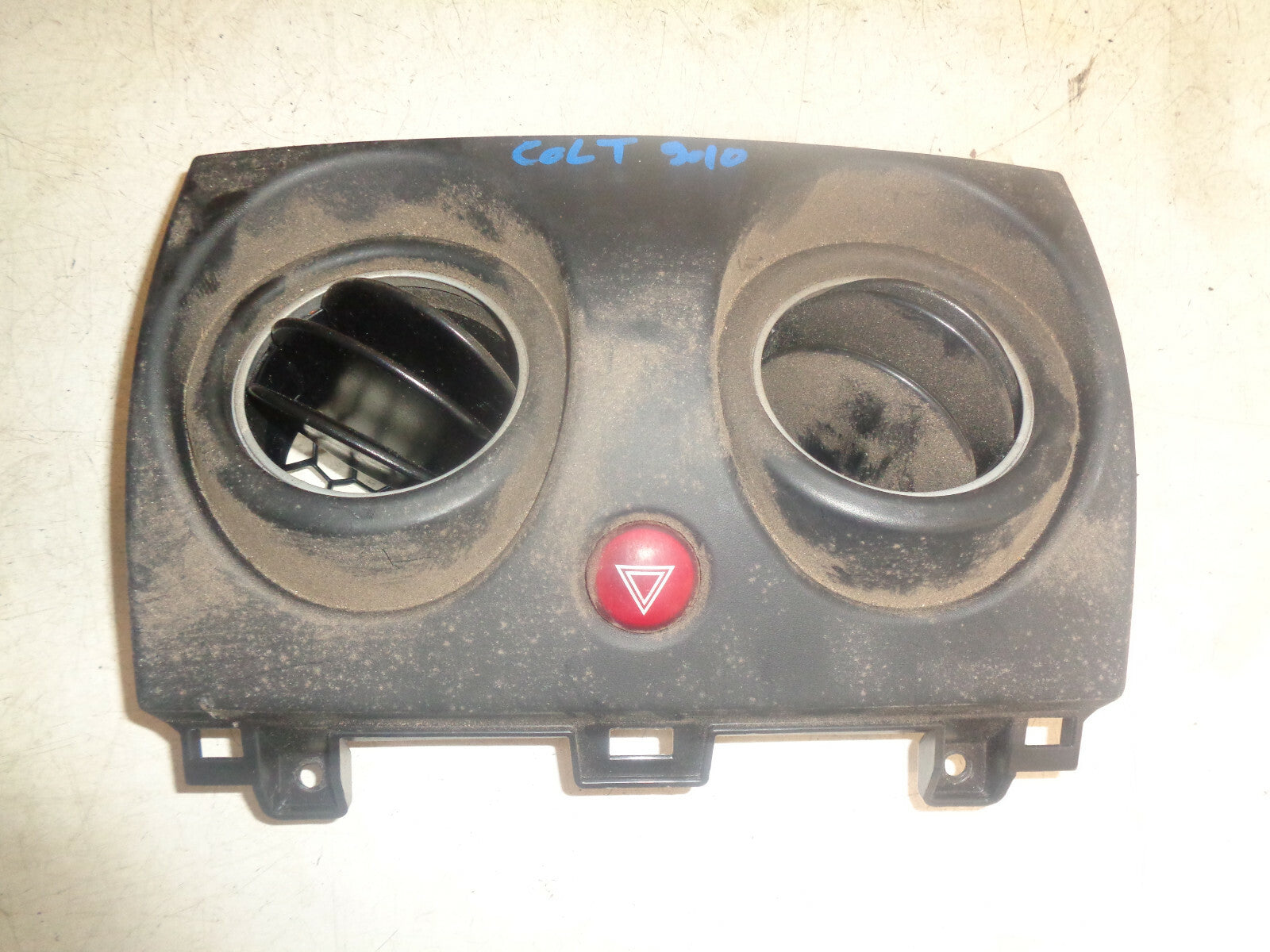 MITSUBISHI COLT MK6 2010 FRONT DASHBOARD AIR VENTS + HAZARD SWITCH