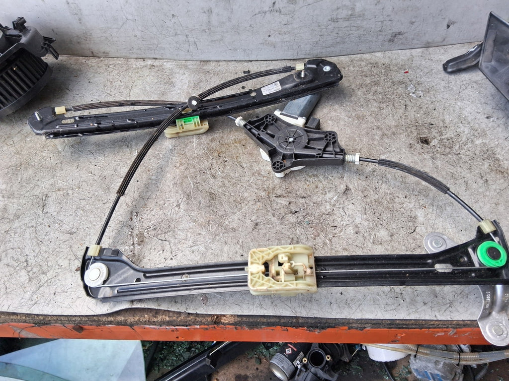 2013 VW GOLF MK7 NSF PASSENGER SIDE FRONT WINDOW MOTOR & REGULATOR 5G4837461H