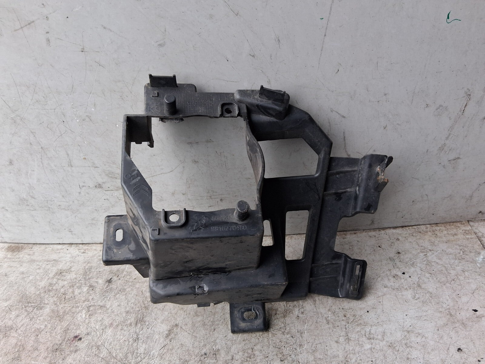 CITROEN C4 MK3 2022 NSF PASSENGER SIDE FRONT FOG LIGHT BRACKET 9816770480