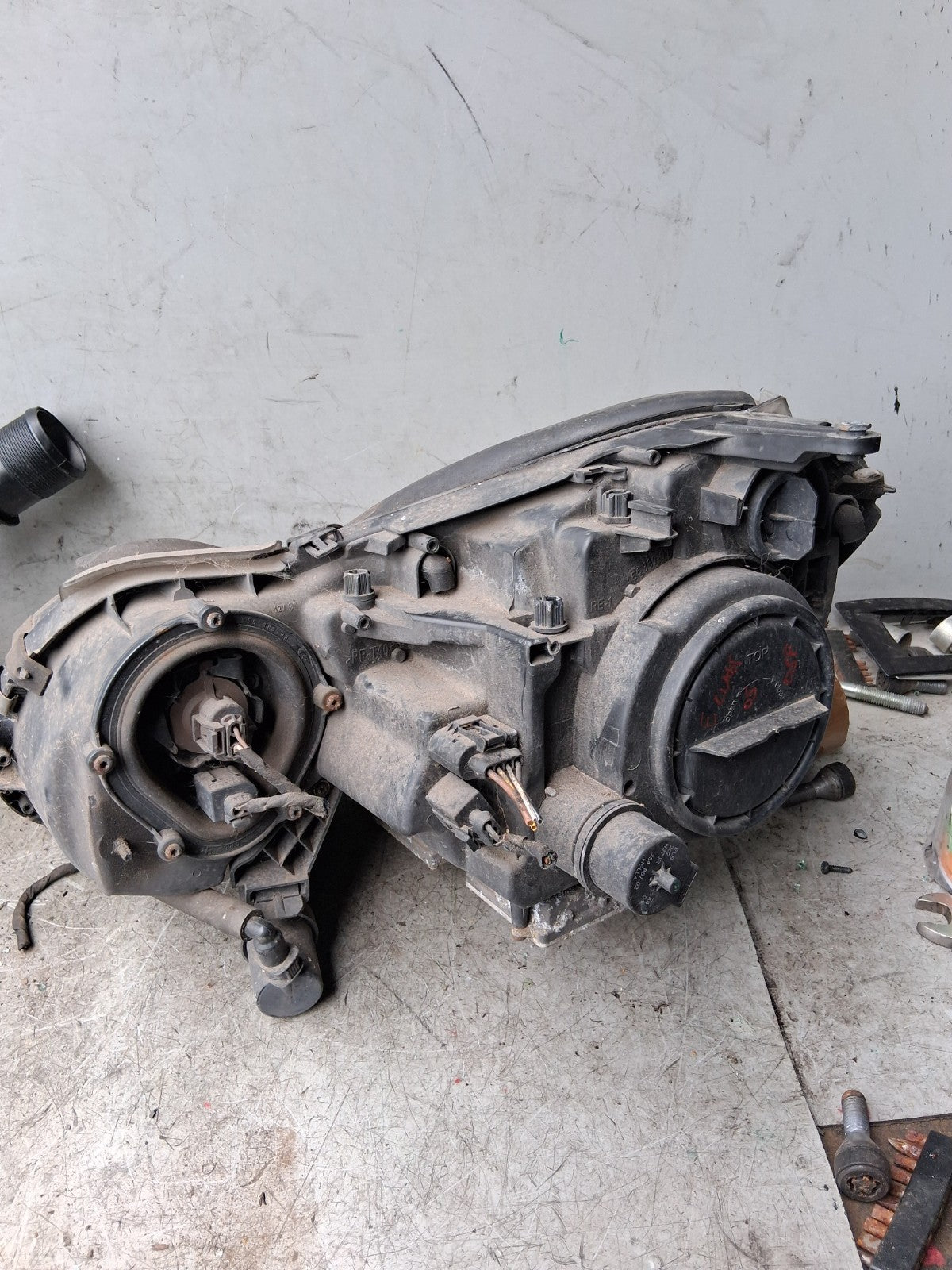 2005 MERCEDES BENZ E CLASS OS DRIVER SIDE FRONT HEADLIGHT A0028202426
