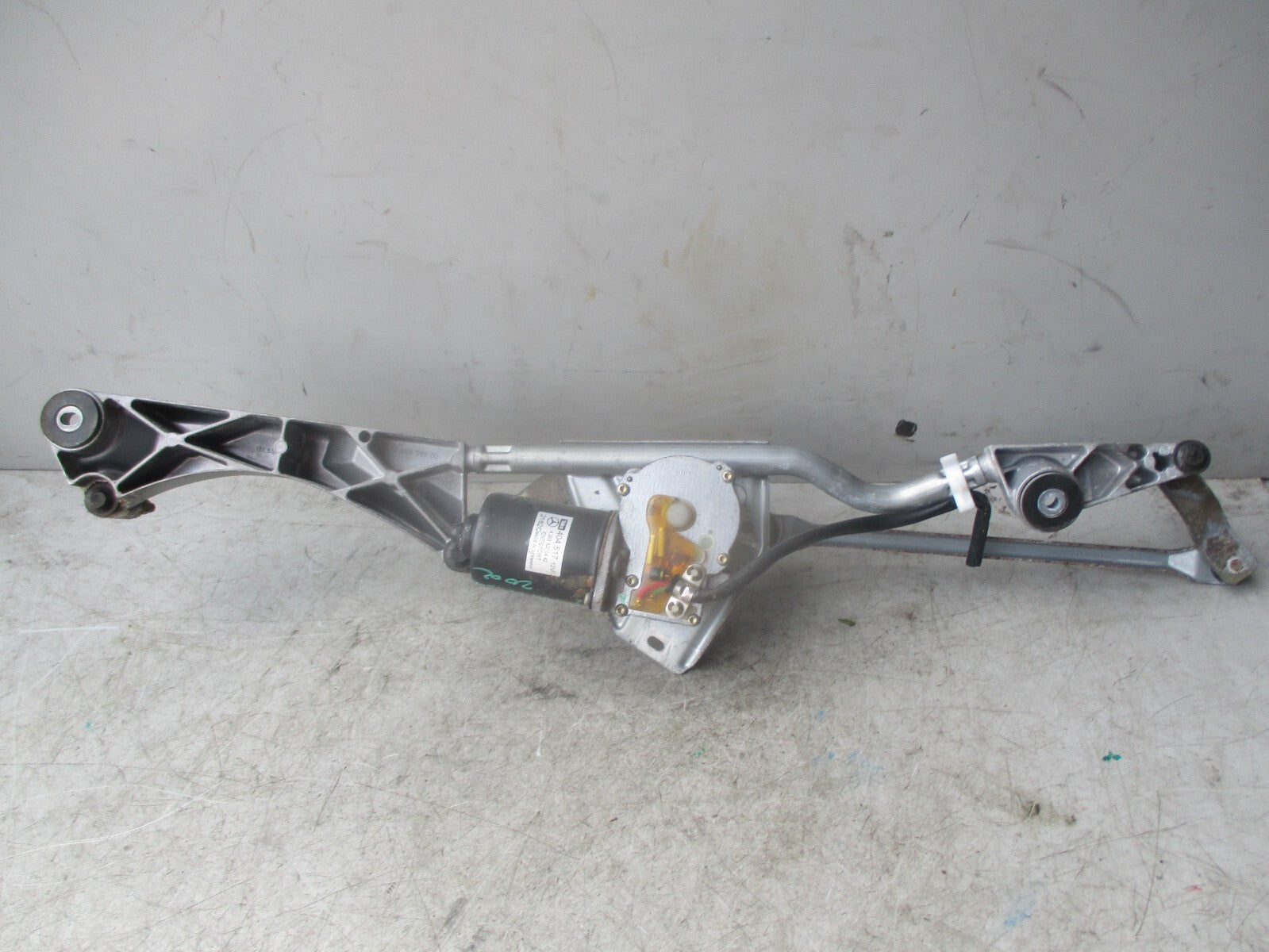 2002 MERCEDES C CLASS COUPE CL203 FRONT WIPER MOTOR AND LINKAGE A2038200442