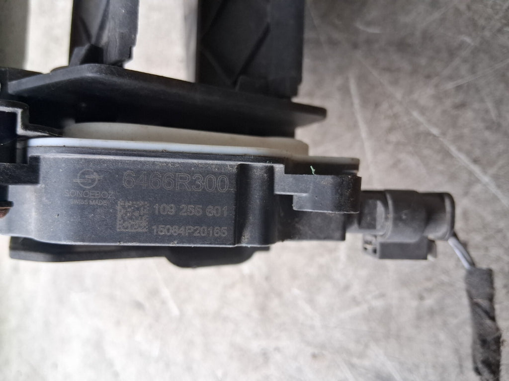2015 VAUXHALL INSIGNIA MK1 FRONT AIR DUCT SHROUD 6466R300