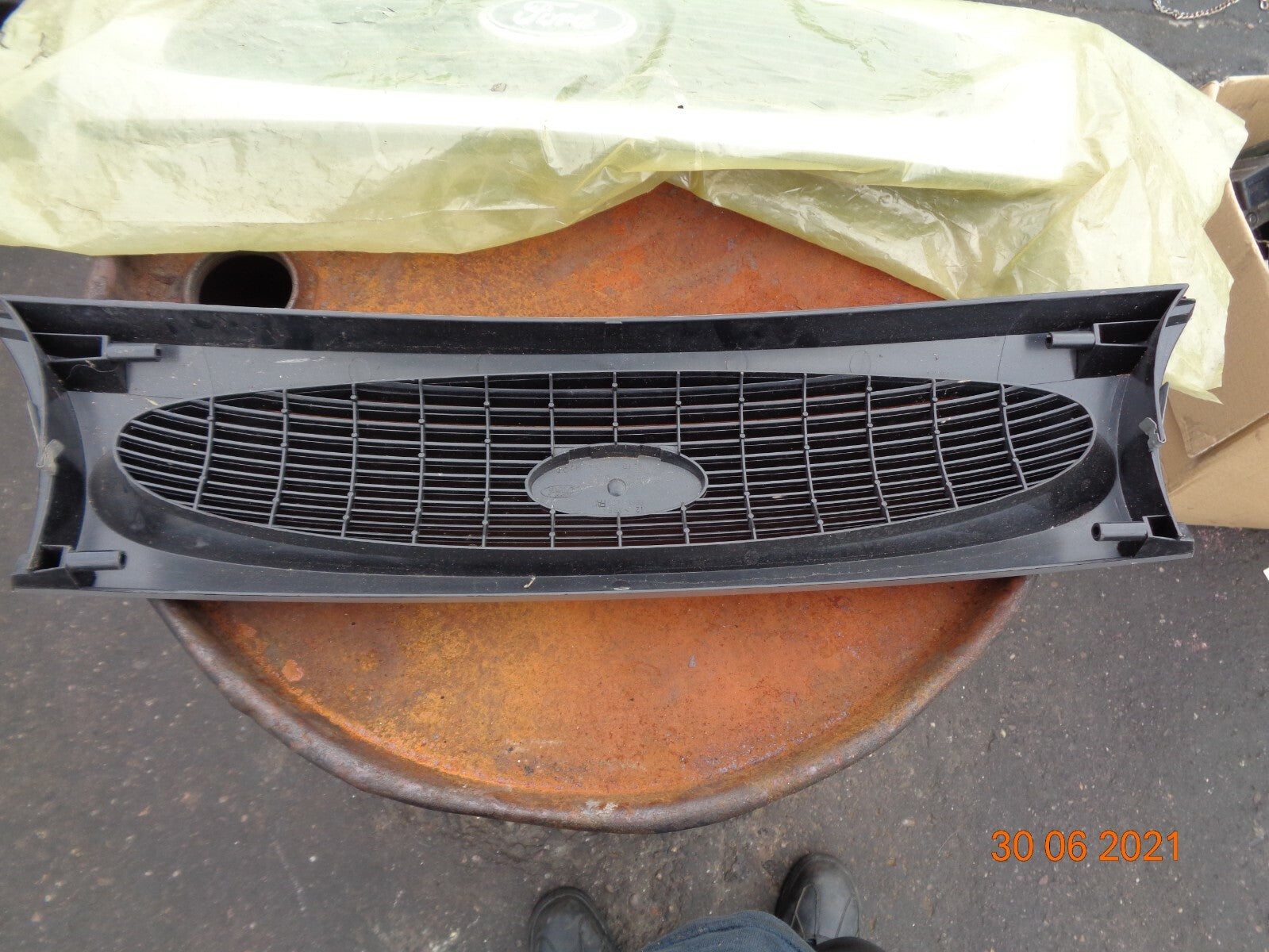 FORD FIESTA MK4 COMPLETE FRONT MAIN CENTRE BUMPER GRILL SILVER 96FB8200ACW