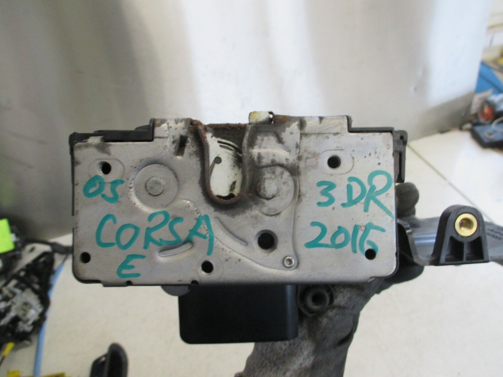 VAUXHALL CORSA E 2015 3 DOOR OS DRIVER SIDE DOOR LOCK MECHANISM