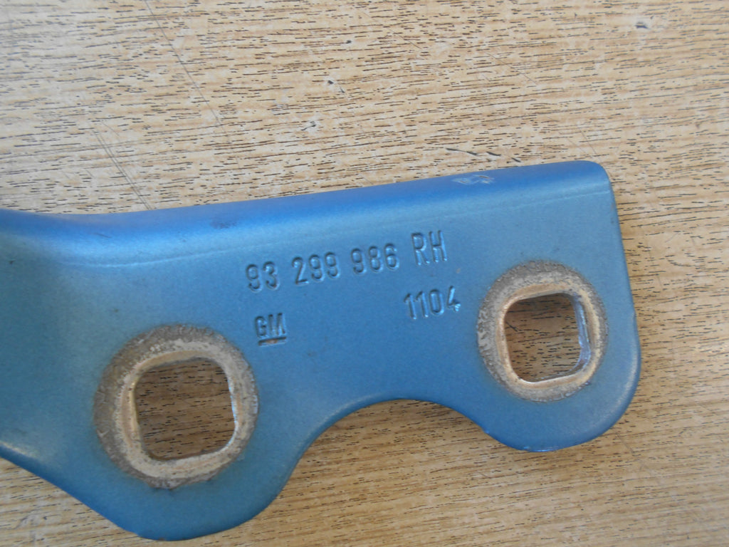 VAUXHALL MERIVA A 2004 OS DRIVER SIDE RIGHT BONNET HINGE BRACKET BLUE 93299986