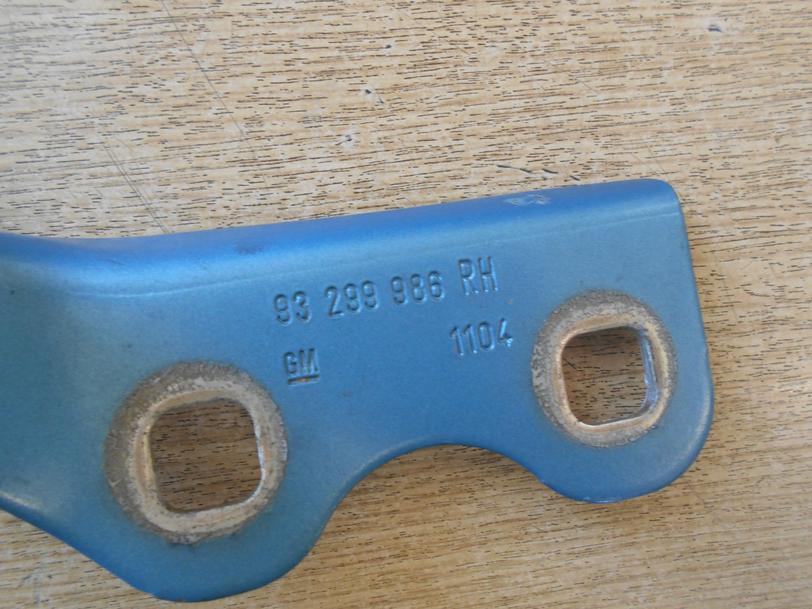 VAUXHALL MERIVA A 2004 OS DRIVER SIDE RIGHT BONNET HINGE BRACKET BLUE 93299986