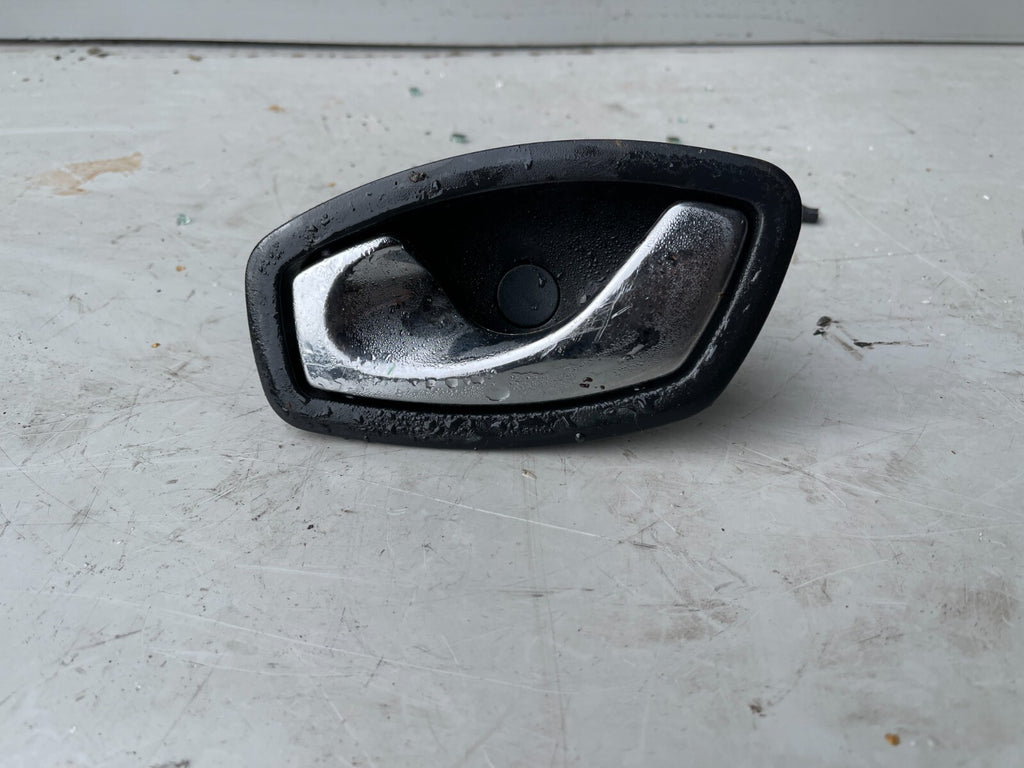 2014 CLIO RENAULT PASSENGER SIDE INTERIOR DOOR HANDLE 826730001R