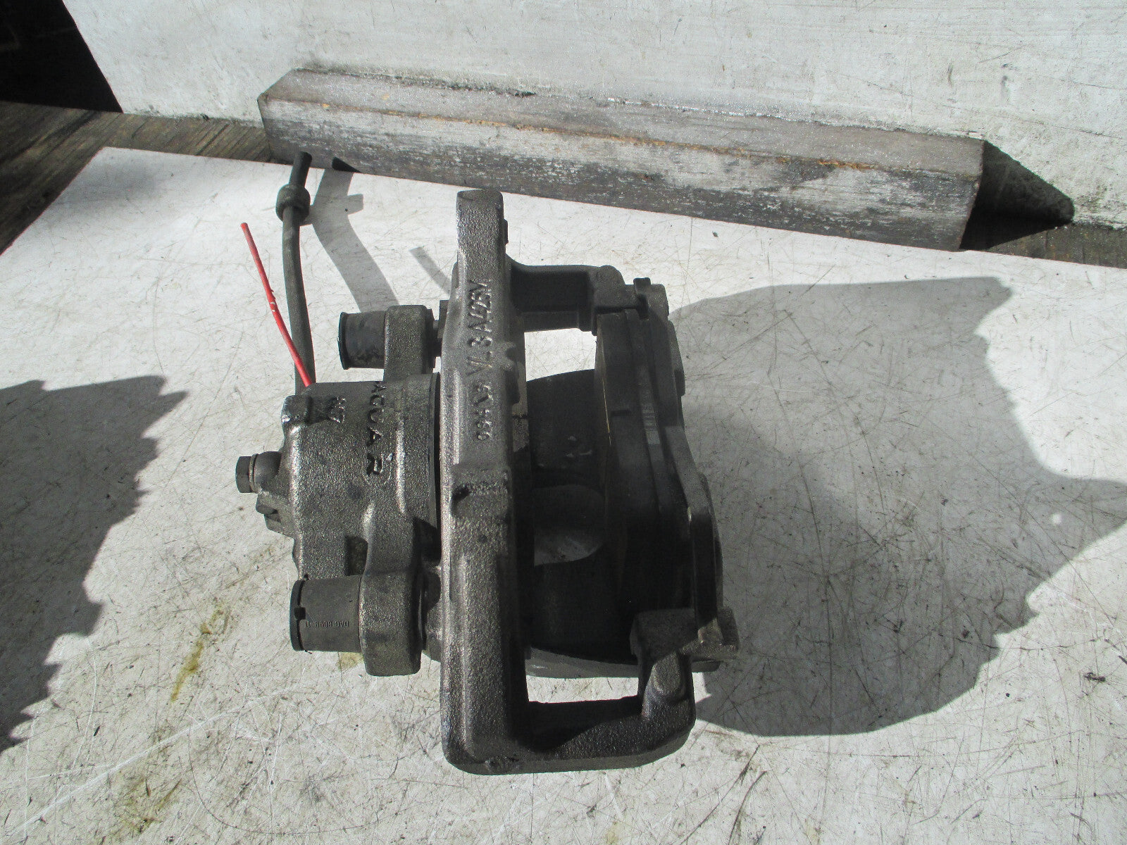 JAGUAR XE 2019 2.0 PETROL NSF PASSENGER SIDE FRONT BRAKE CALIPER