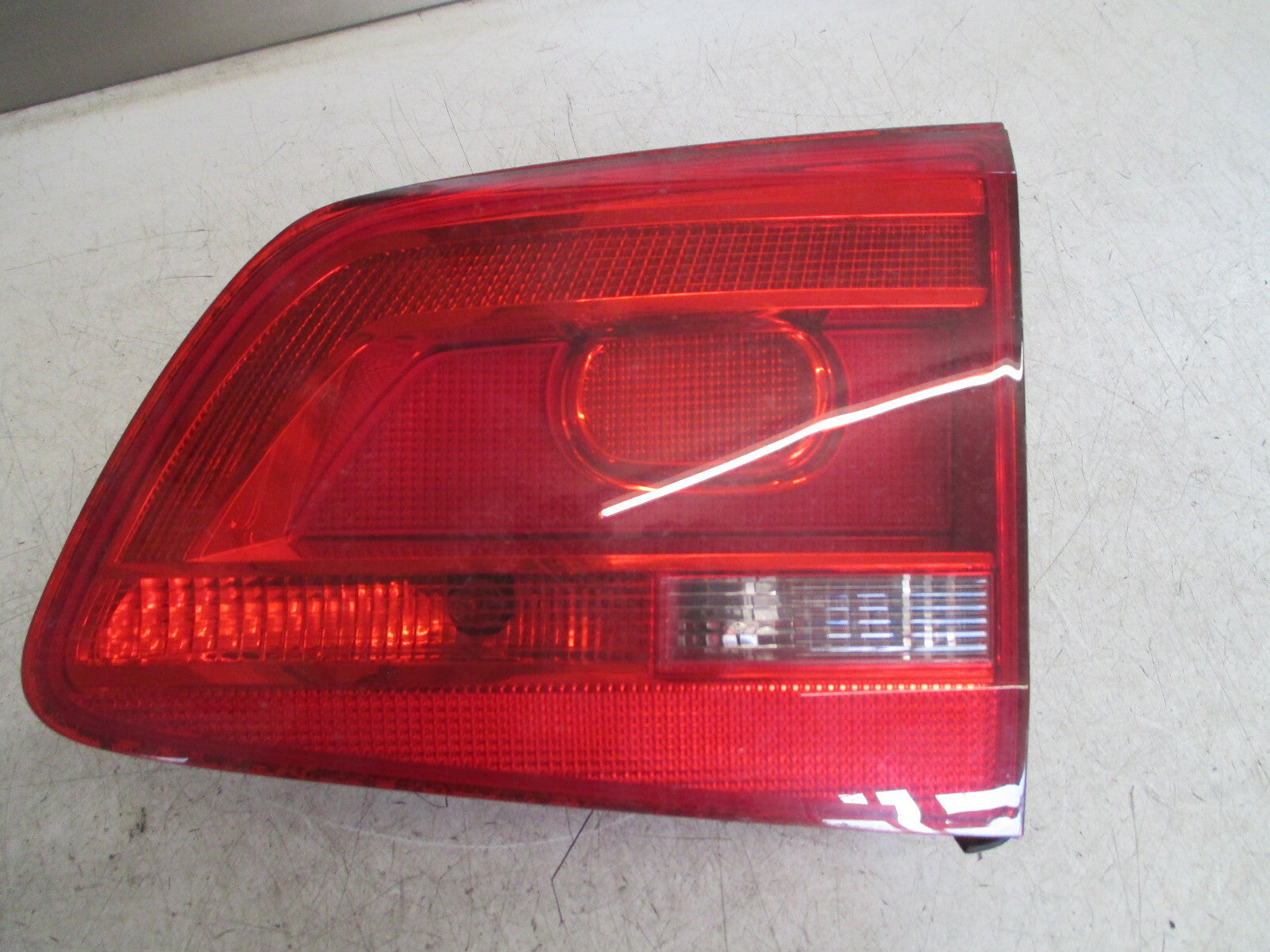VW TOURAN 2010 - 14 OSR DRIVER SIDE REAR INNER BOOT LIGHT LAMP RIGHT TAILGATE