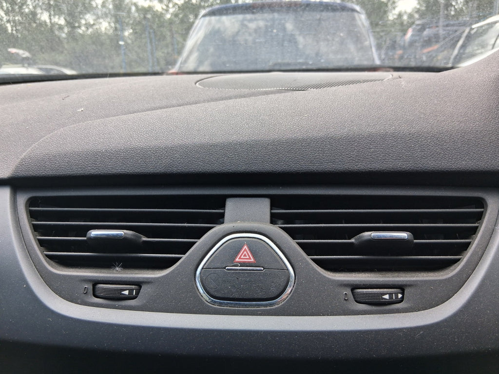 2017 VAUXHALL CORSA E 3 DOOR FRONT DASHBOARD CENTRE AIR VENT WITH HAZARD SWITCH