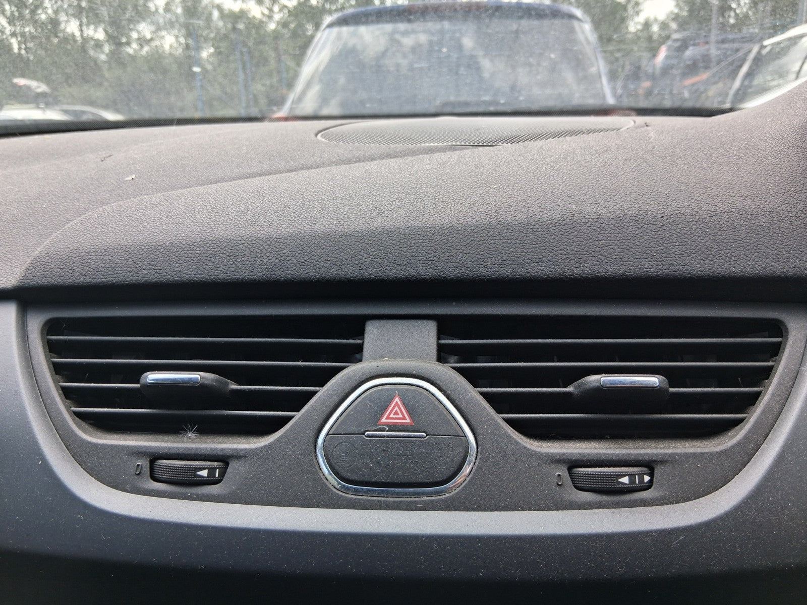 2017 VAUXHALL CORSA E 3 DOOR FRONT DASHBOARD CENTRE AIR VENT WITH HAZARD SWITCH