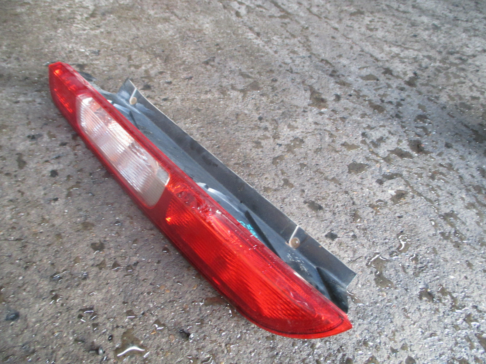 FORD FOCUS MK2 2007 NSR PASSENGER SIDE REAR TAIL LIGHT