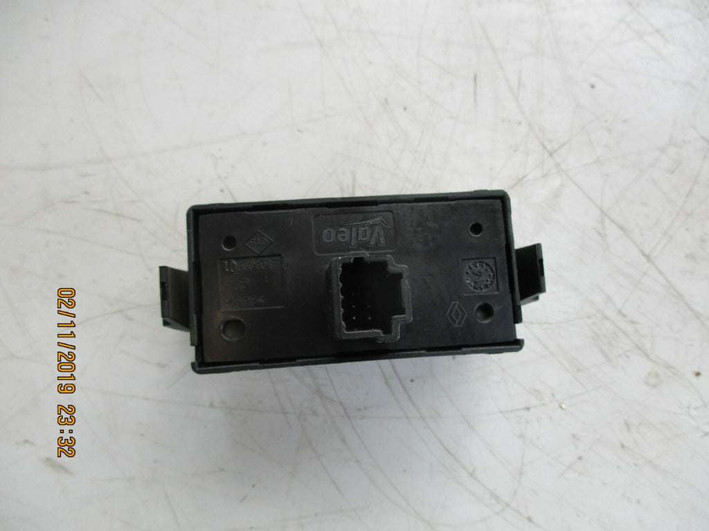 RENAULT CLIO MK3 HAZARD LIGHTS CONTROL BUTTON SWITCH PANEL