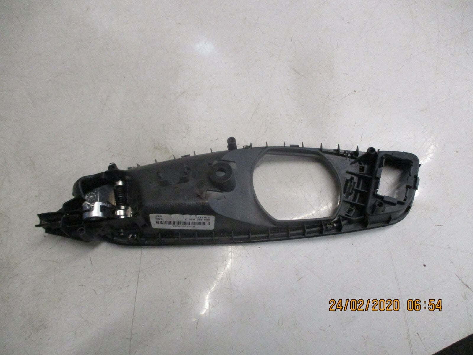 AUDI A1 MK1 8X 2017 OS DRIVER SIDE INTERIOR DOOR HANDLE BRACKET 8X0837020D