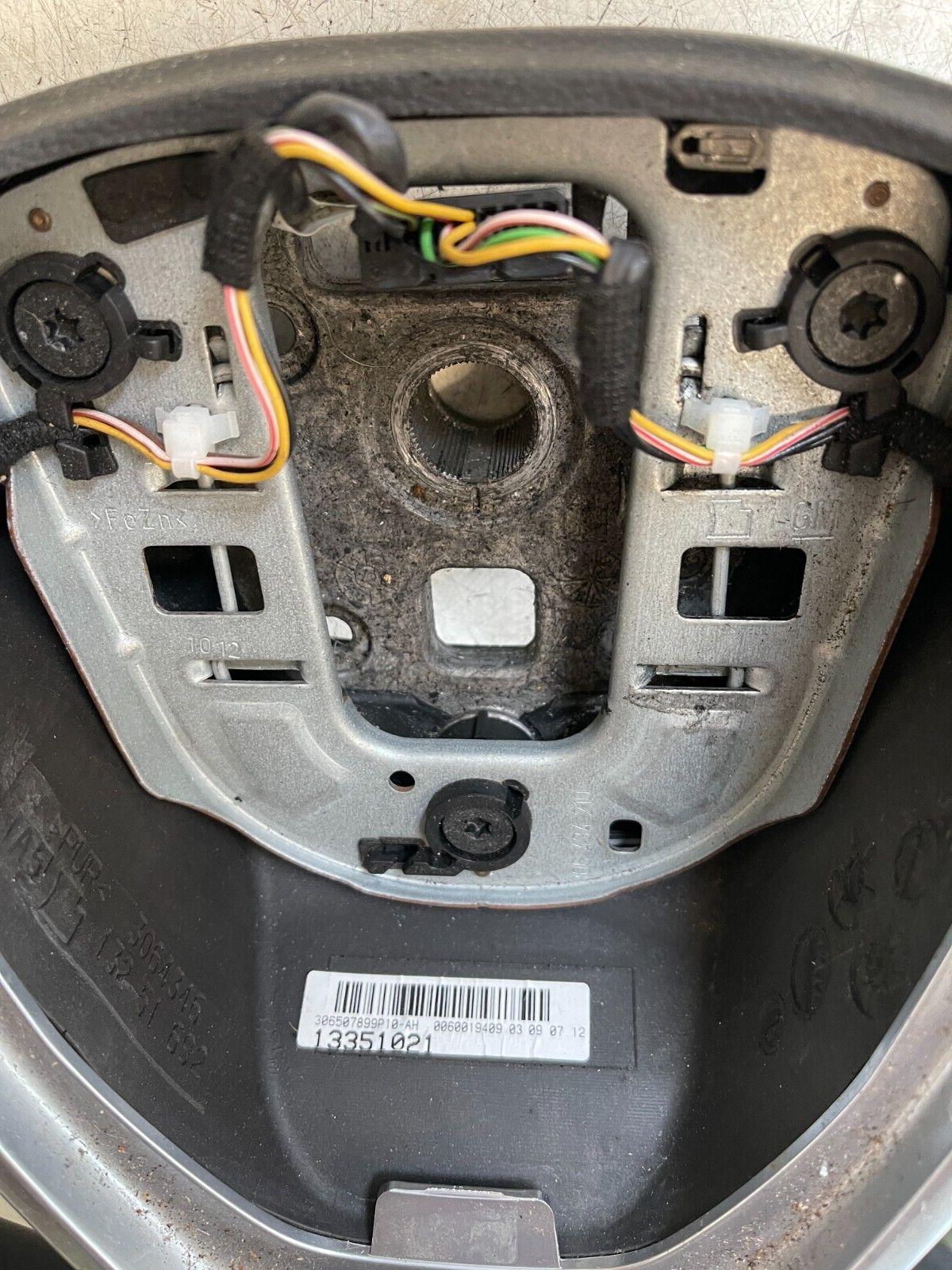 VAUXHALL LEATHER STEERING WHEEL WITH CONTROLS 13351021
