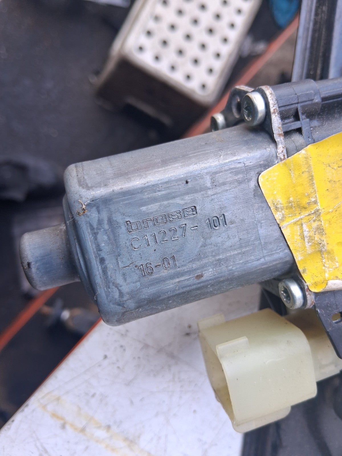 2003 FORD FUSION 2 OSF DRIVER SIDE FRONT RIGHT WINDOW MOTOR REGULATOR C11227101