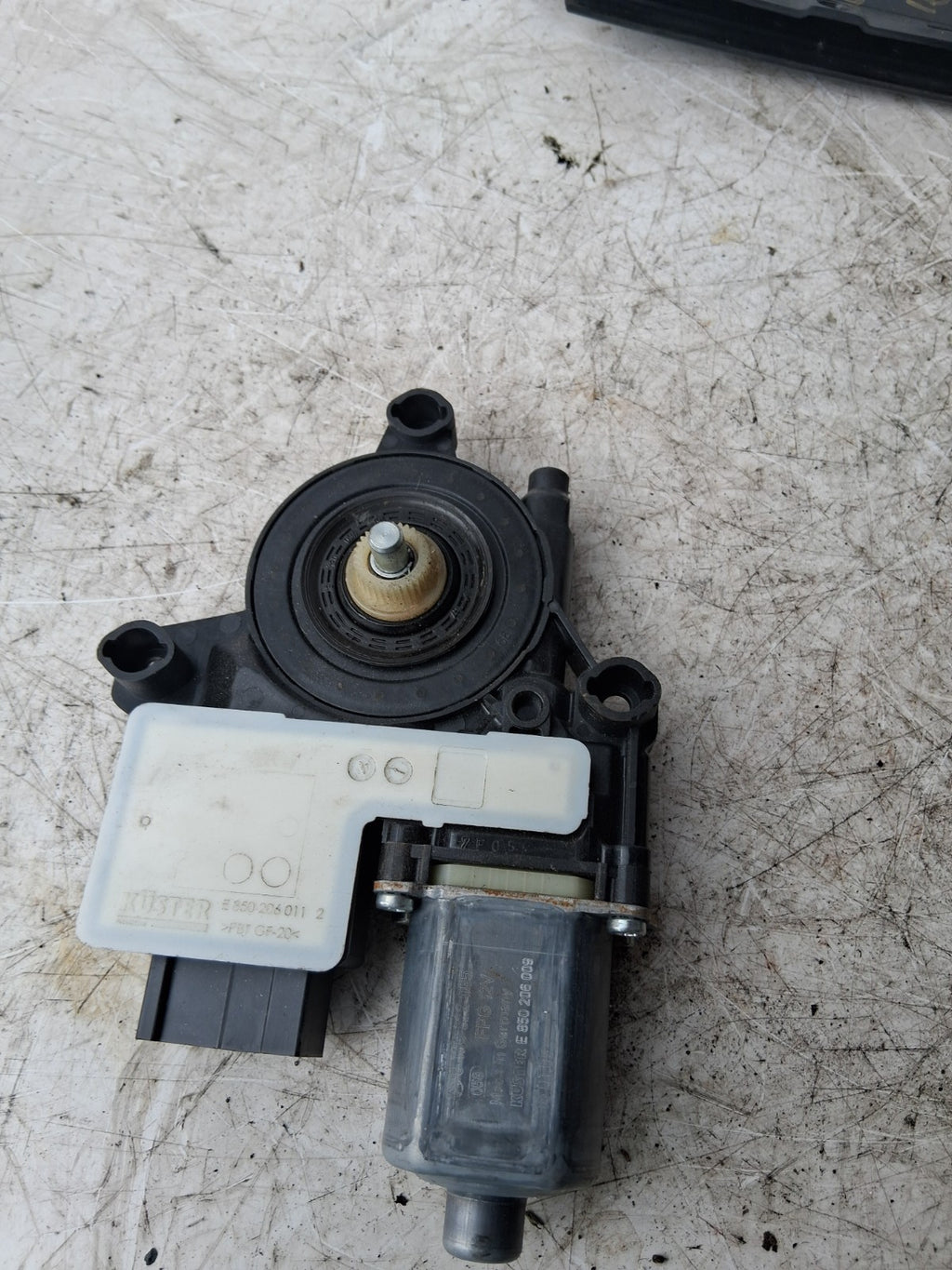 2019 VW VOLKSWAGEN POLO SIDE FRONT WINDOW MOTOR REGUALTOR 2Q2959882D