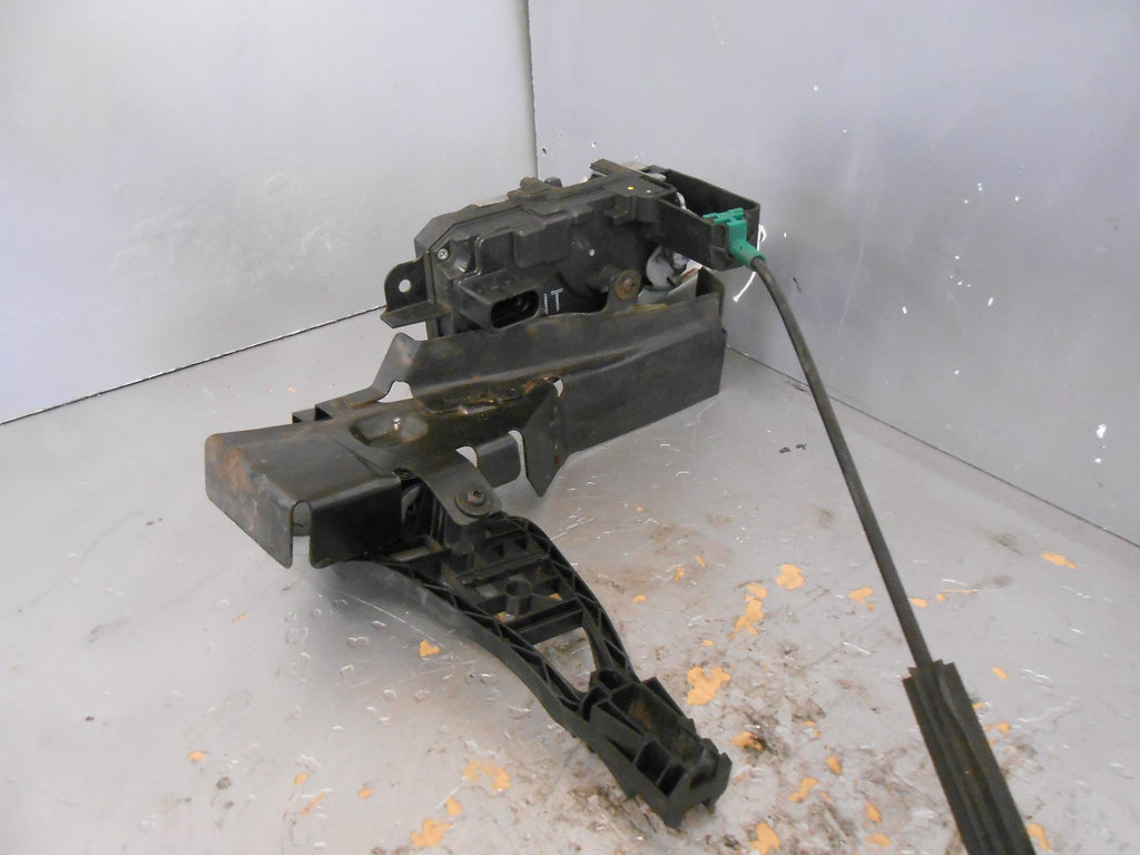 VAUXHALL ASTRA MK5 2009 ESTATE OSF DRIVER SIDE FRONT LOCK MECH BRACKET 13220368