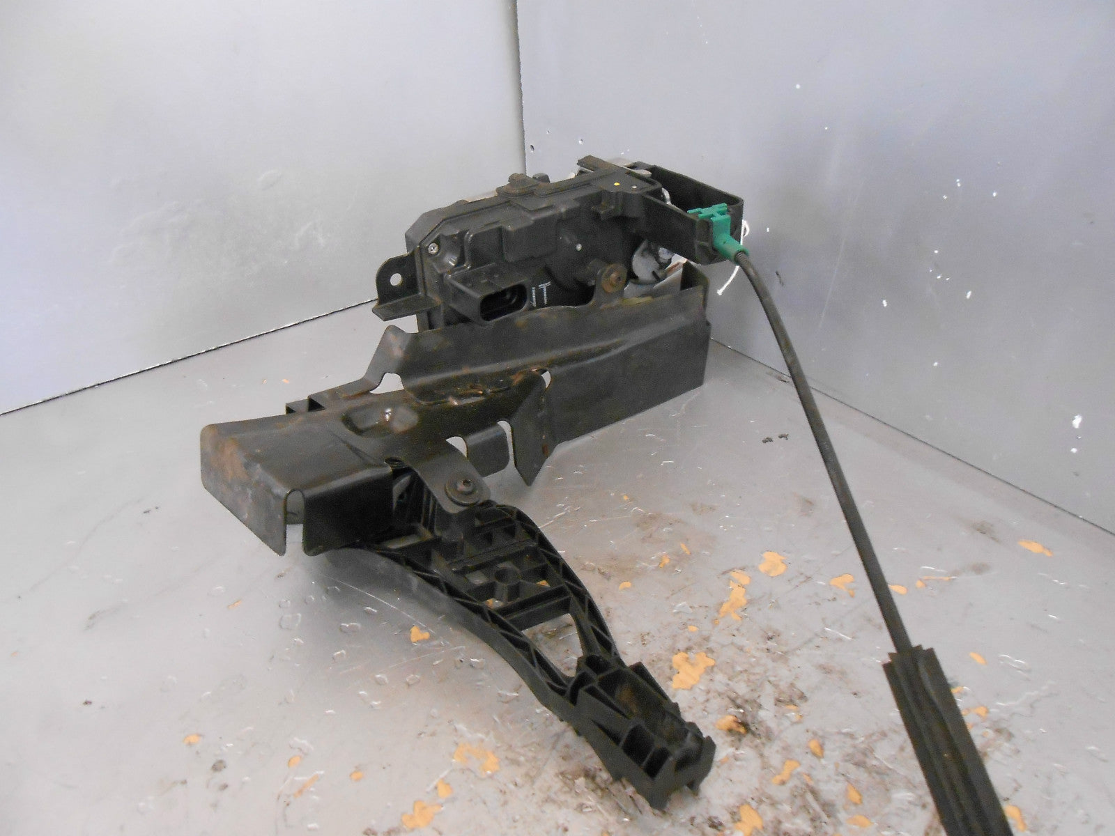 VAUXHALL ASTRA MK5 2009 ESTATE OSF DRIVER SIDE FRONT LOCK MECH BRACKET 13220368