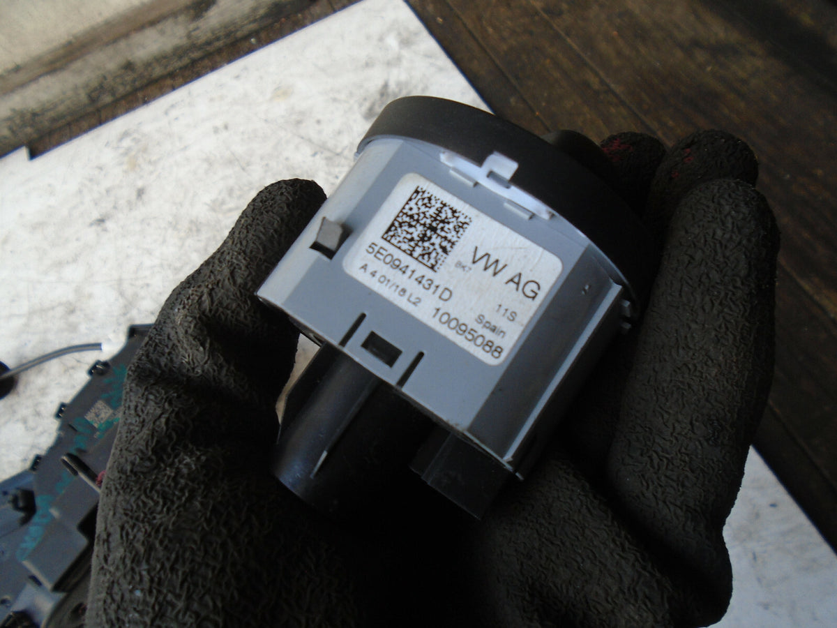 SKODA OCTAVIA MK3 2018 HEADLIGHT CONTROL SWITCH 5E0941431D