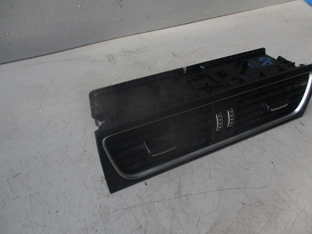 AUDI A4 B8 2013 DASHBOARD CENTRE AIR VENT 8T2820951D