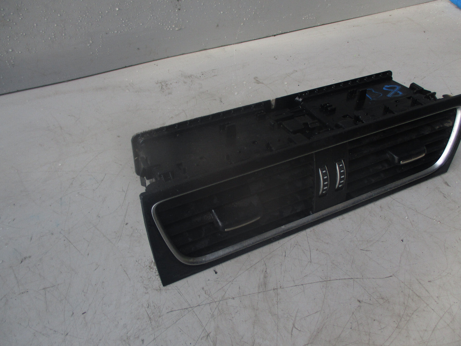 AUDI A4 B8 2013 DASHBOARD CENTRE AIR VENT 8T2820951D