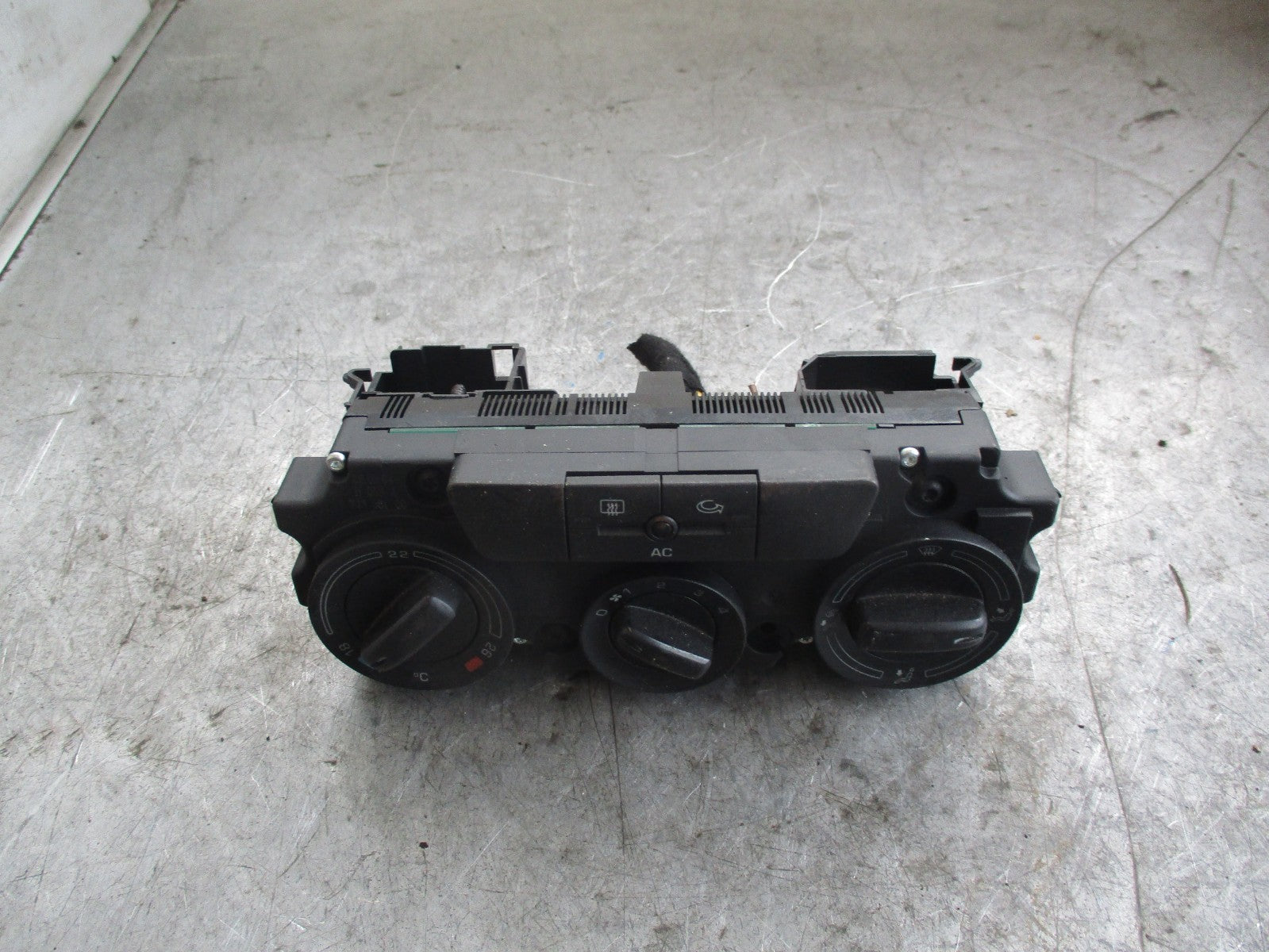 SKODA OCTAVIA 2005 CLIMATE CONTROL SWITCHES 74358100