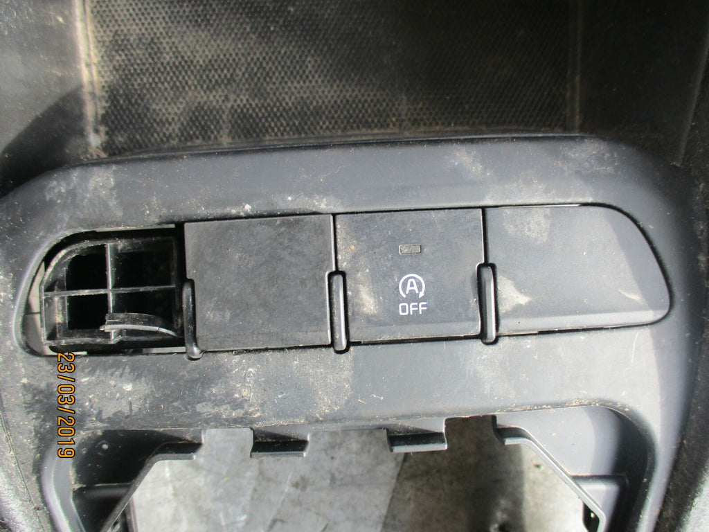KIA RIO YB (MK4) CENTRE CONSOLE GEAR STICK SURROUND TRIM & PORTS 93300H8940
