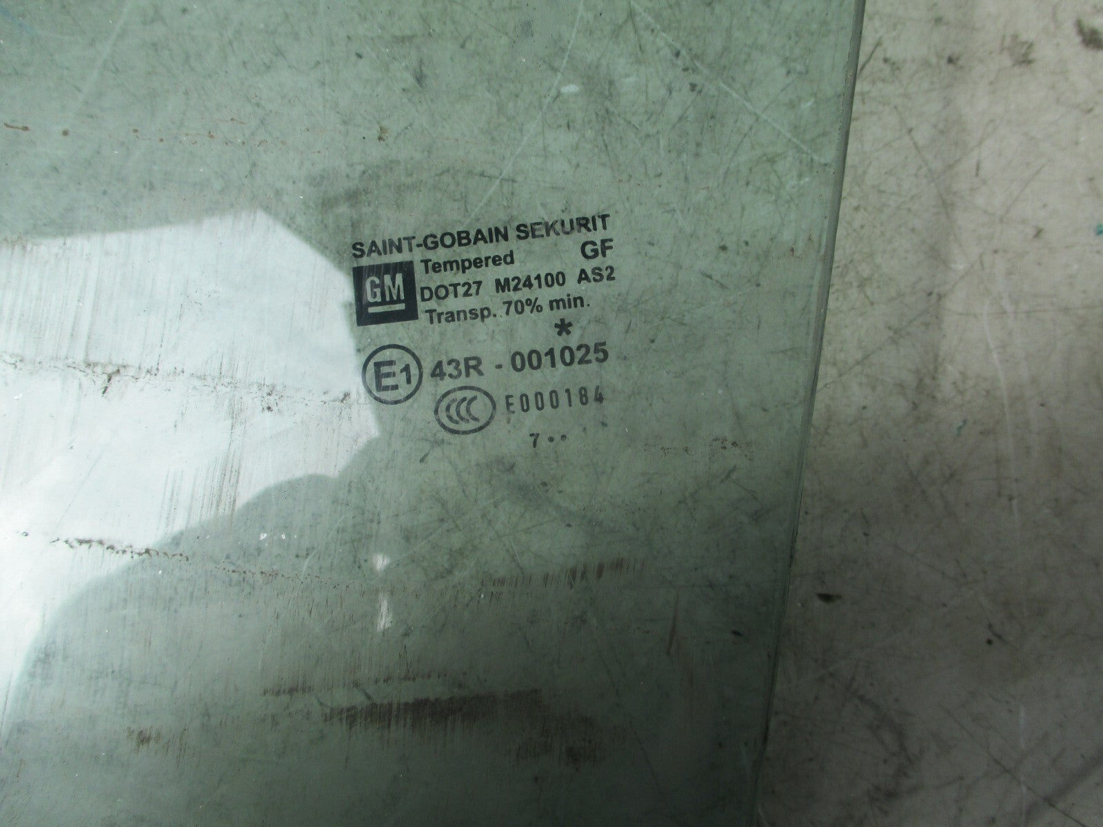 VW VOLKSWAGEN FRONT DOOR WINDOW GLASS 43R-001025