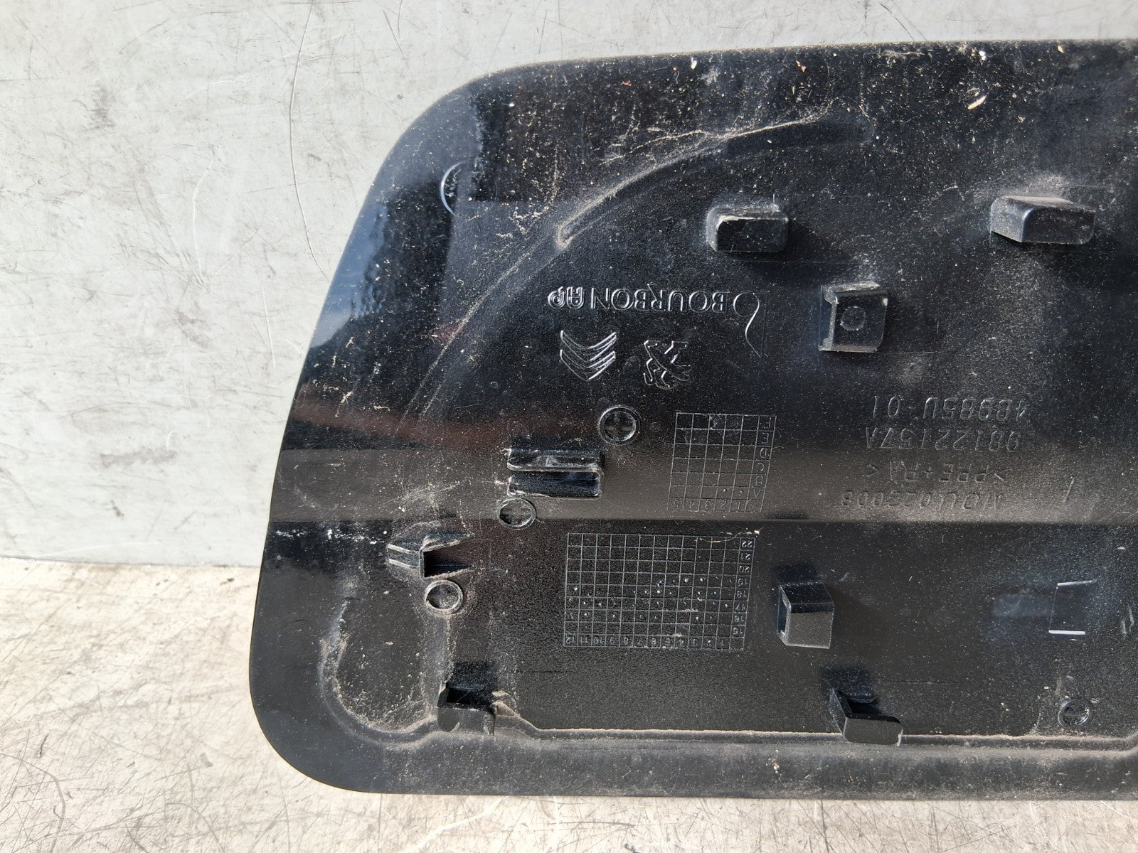 2019 PEUGEOT 5008 MK2 FUEL FLAP LID COVER BLACK 98122157A