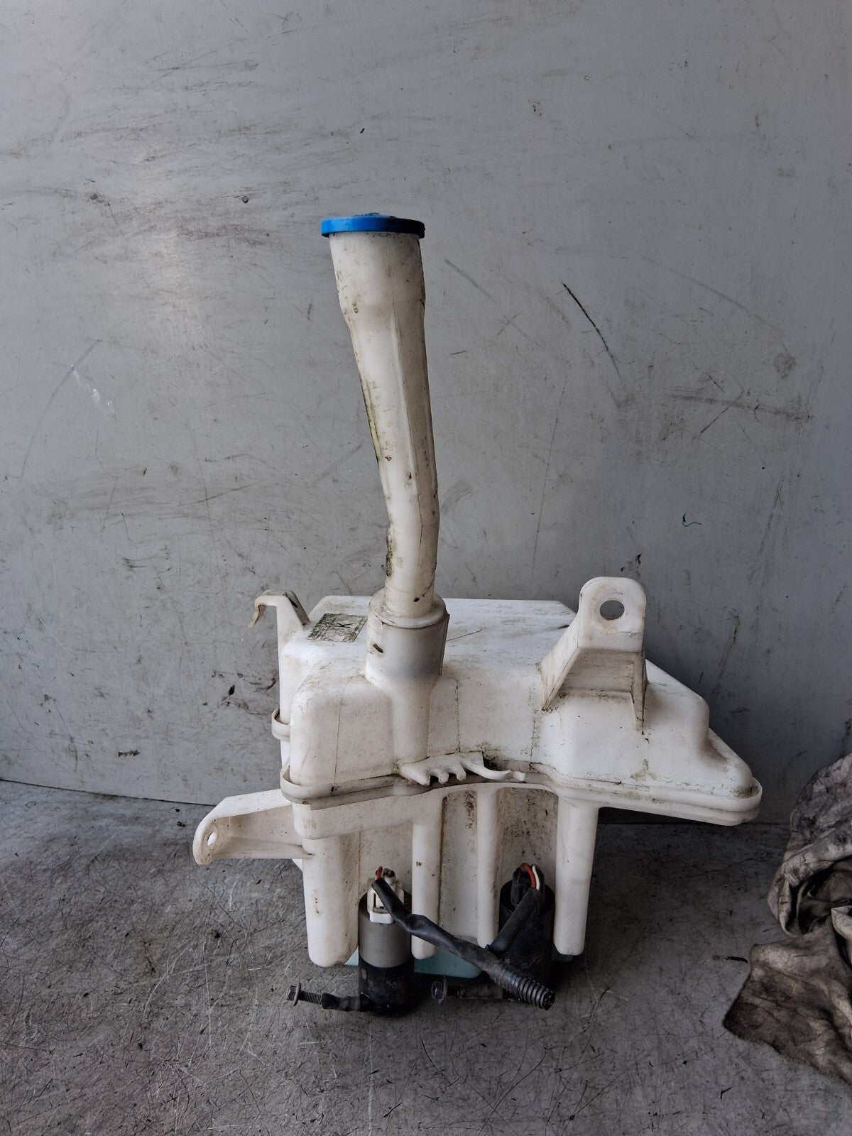TOYOTA AVENSIS MK3 T270 2011 WINDSCREEN WASHER BOTTLE TANK RESERVOIR 8531005141