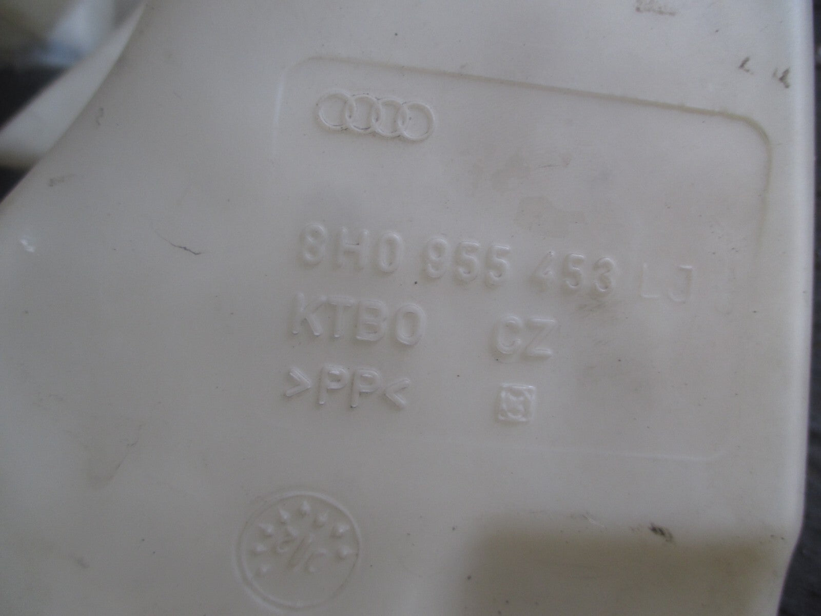 AUDI A4 B6 CABRIOLET WINDSCREEN WASHER BOTTLE TANK 8H0955453LJ