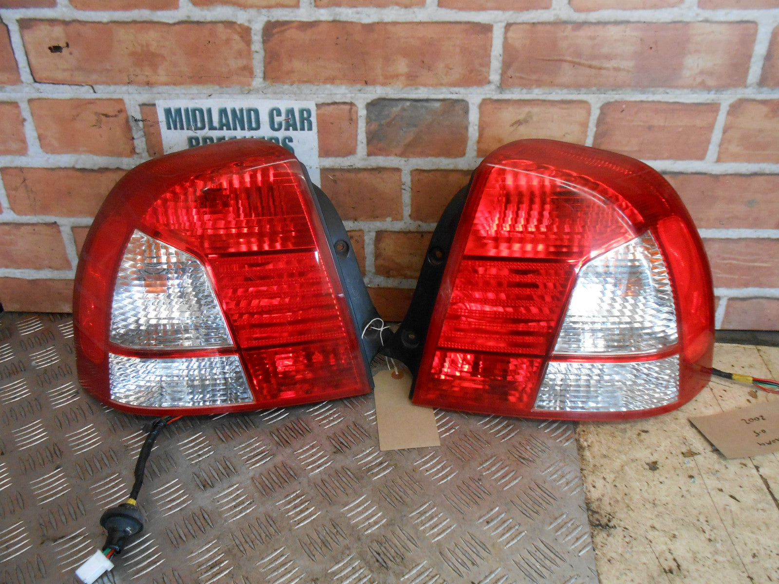 KIA SHUMA MK1 2002 PAIR NSR OSR DRIVER & PASSENGER REAR BRAKE TAIL LIGHT CLUSTER